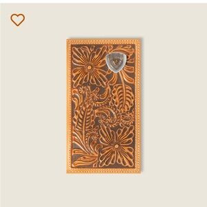 Ariat 
• Rodeo style
• Floral embossing
• Multiple card slots and ID window